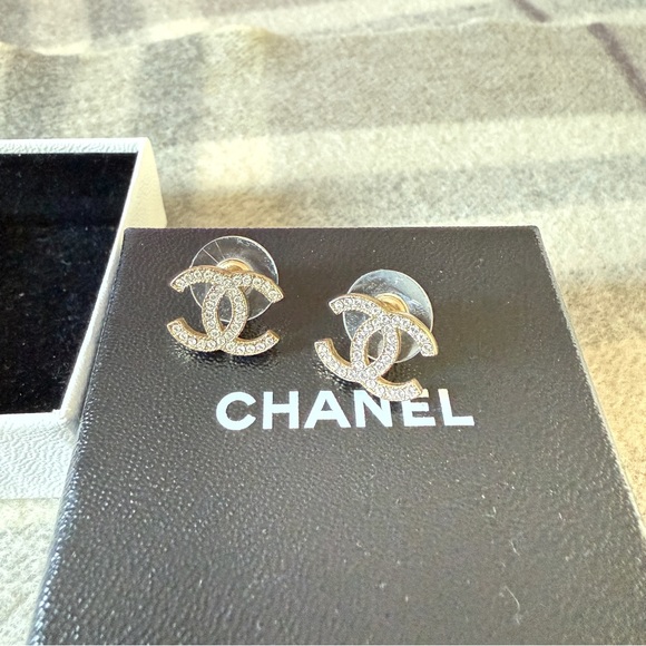 [pre-owned] Chanel earrings - Picture 2 of 4